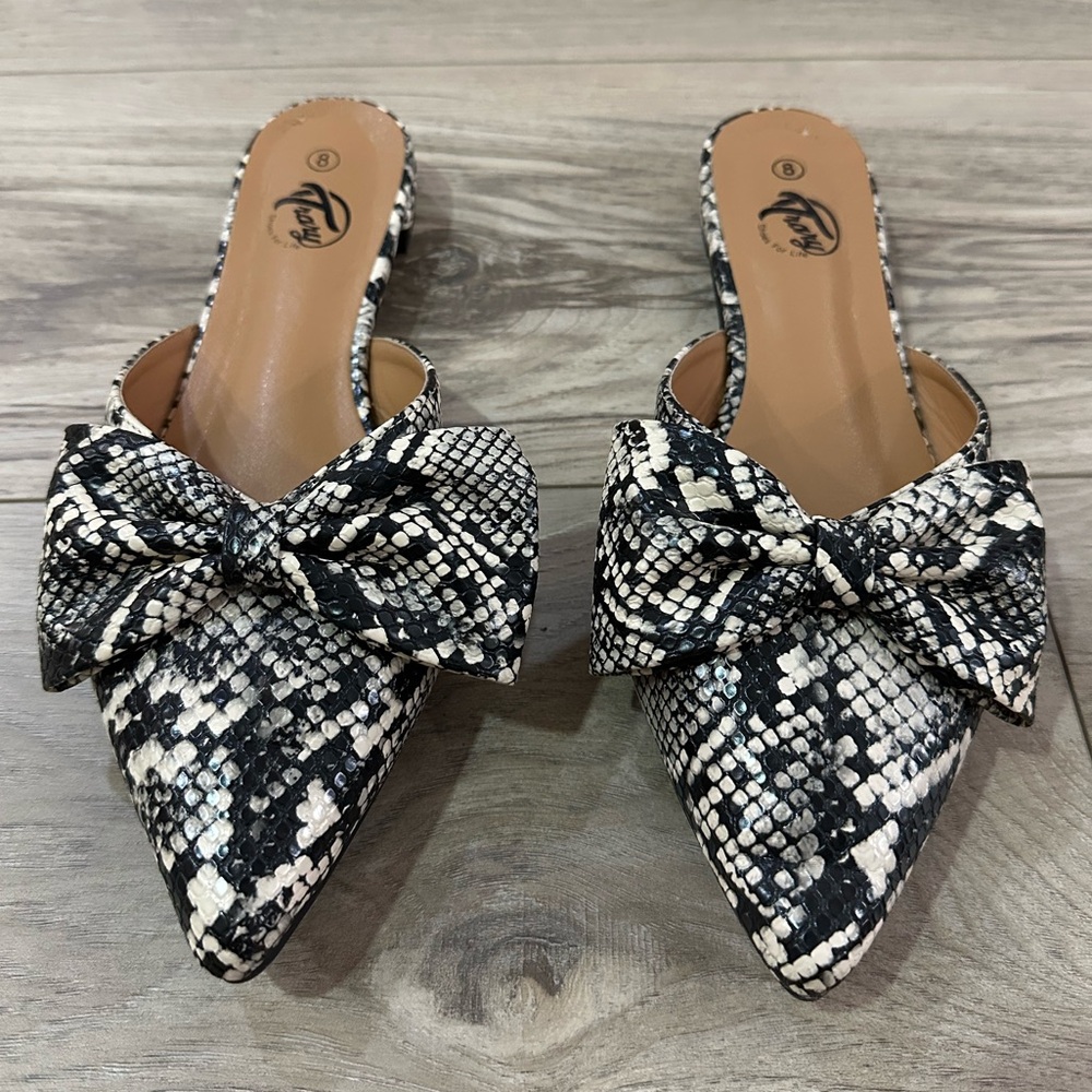 Trary Black and White Snake Print Mules